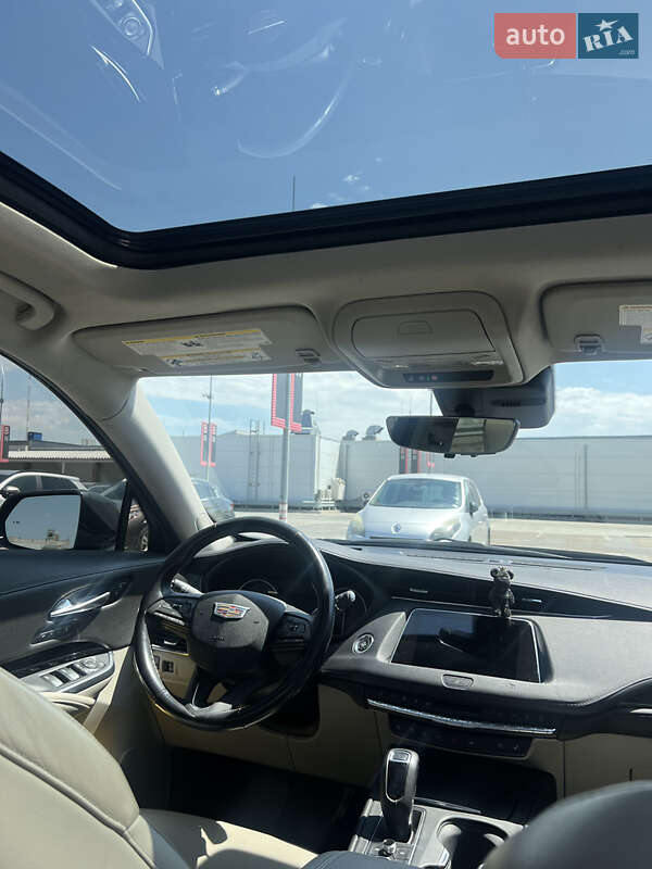 Внедорожник / Кроссовер Cadillac XT4 2018 в Киеве