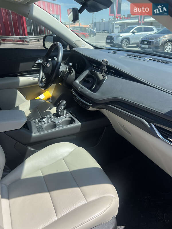 Внедорожник / Кроссовер Cadillac XT4 2018 в Киеве