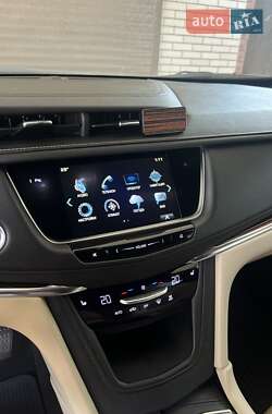 Внедорожник / Кроссовер Cadillac XT5 2017 в 