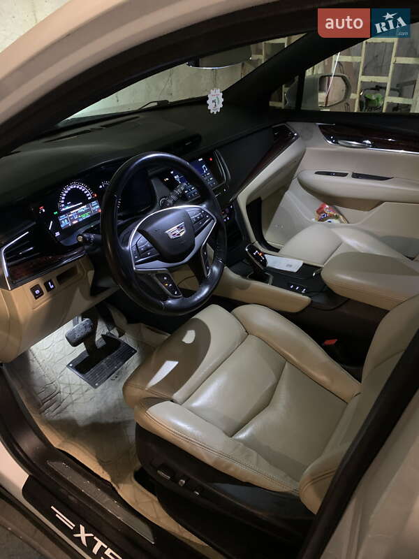 Позашляховик / Кросовер Cadillac XT5 2016 в Рені