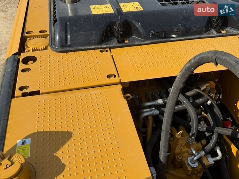 Гусеничный экскаватор Caterpillar 320 2016 в Ровно