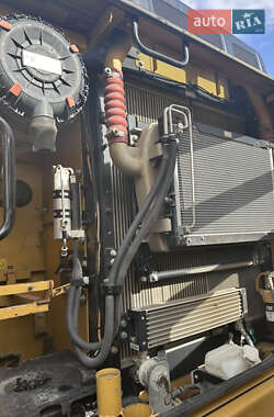 Гусеничный экскаватор Caterpillar 323 2015 в 