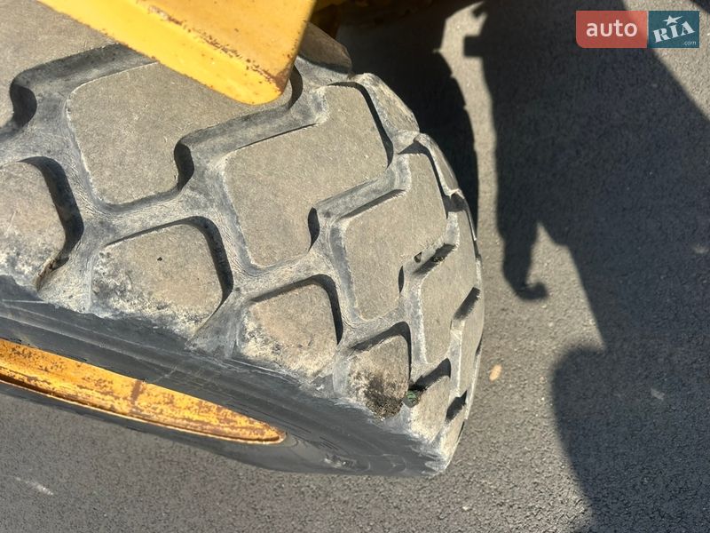 Фронтальный погрузчик Caterpillar 914 2000 в Луцке