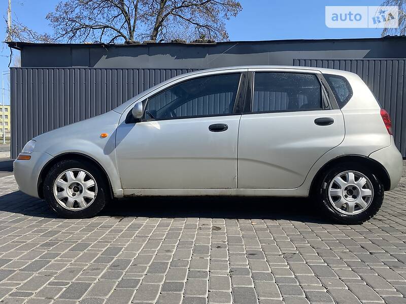 Хетчбек Chevrolet Aveo 2005 в 