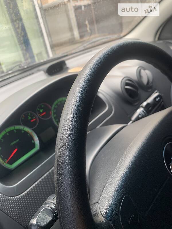 Седан Chevrolet Aveo 2011 в Кривом Роге