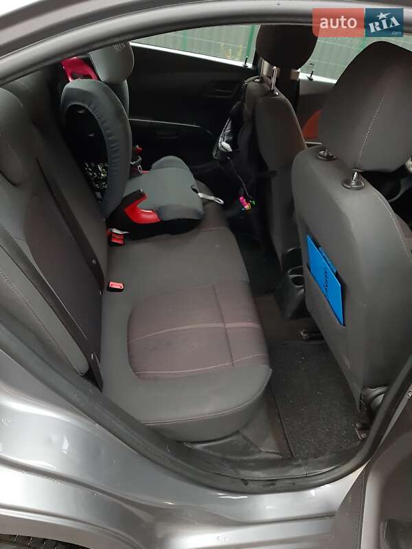 Седан Chevrolet Aveo 2011 в Києві