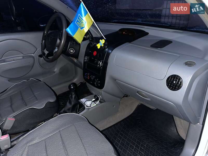 Седан Chevrolet Aveo 2005 в Кривому Розі