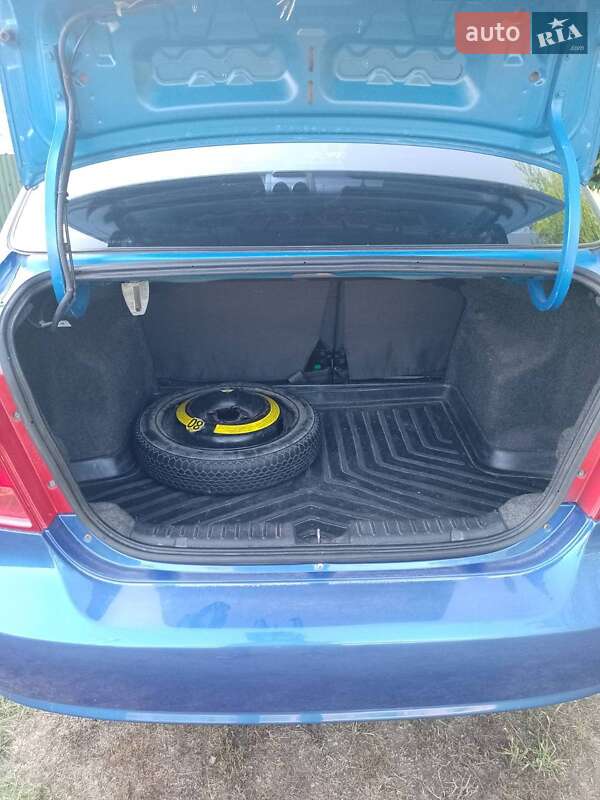 Седан Chevrolet Aveo 2005 в Новгородці