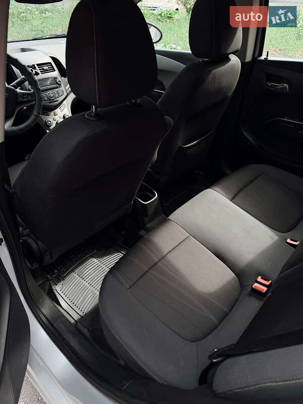 Хэтчбек Chevrolet Aveo 2011 в Черновцах