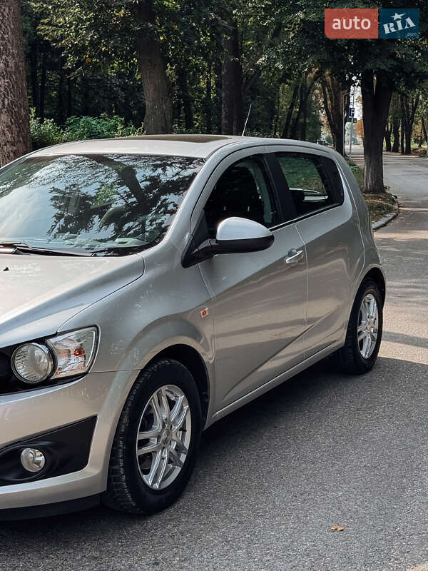 Хэтчбек Chevrolet Aveo 2011 в Черновцах