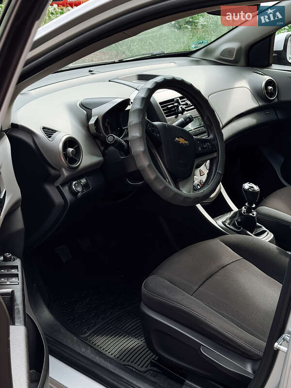 Хэтчбек Chevrolet Aveo 2011 в Черновцах