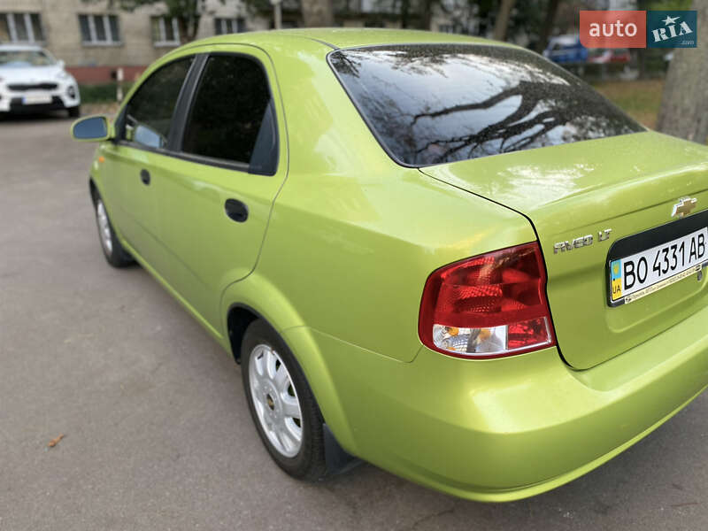 Седан Chevrolet Aveo 2005 в Киеве