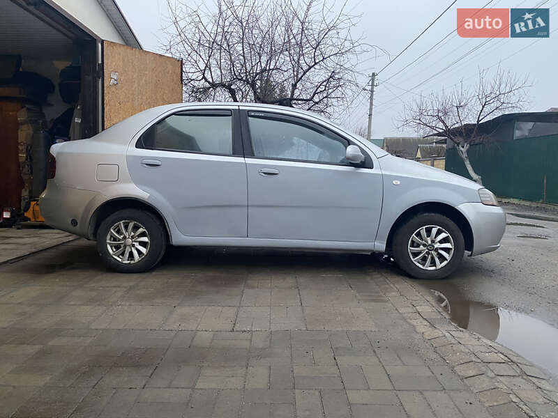 Седан Chevrolet Aveo 2005 в Днепре