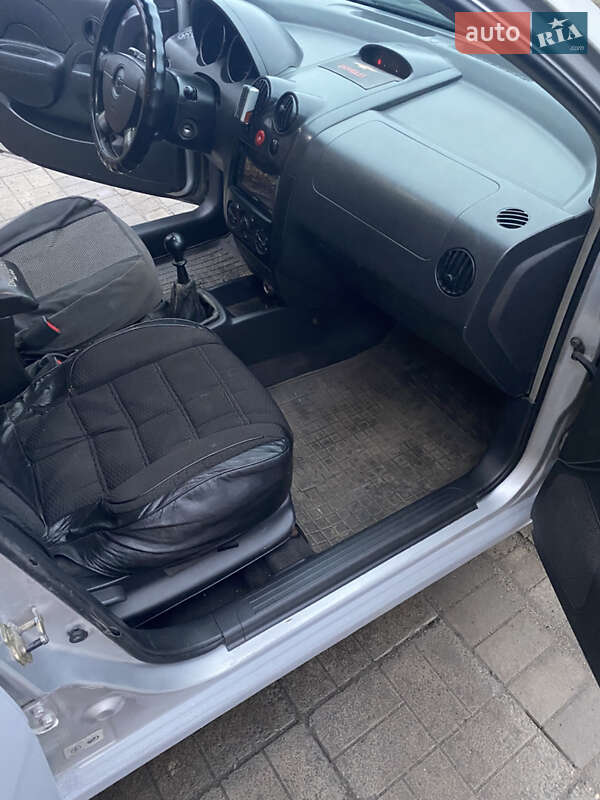 Седан Chevrolet Aveo 2005 в Днепре