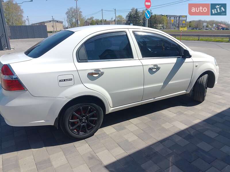 Седан Chevrolet Aveo 2010 в Полтаве