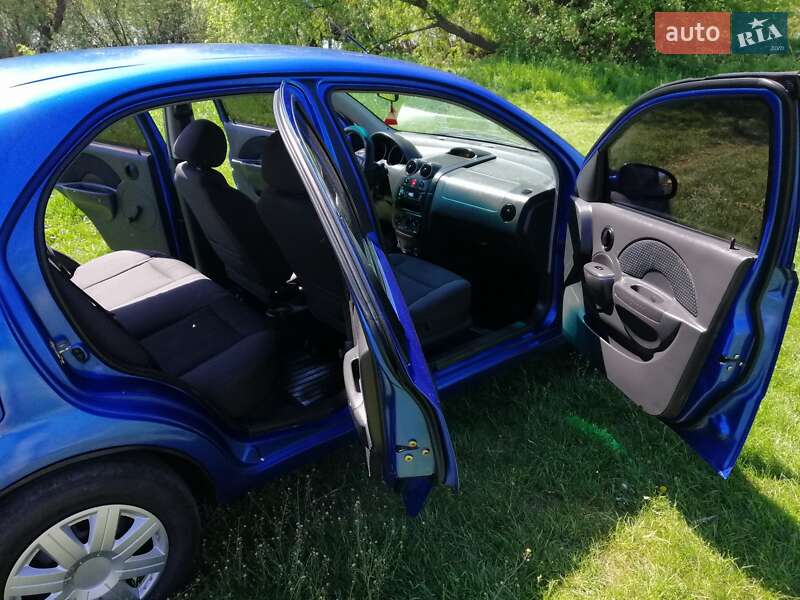 Седан Chevrolet Aveo 2006 в Києві