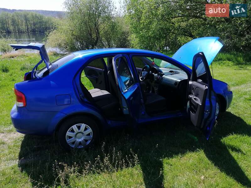 Седан Chevrolet Aveo 2006 в Києві