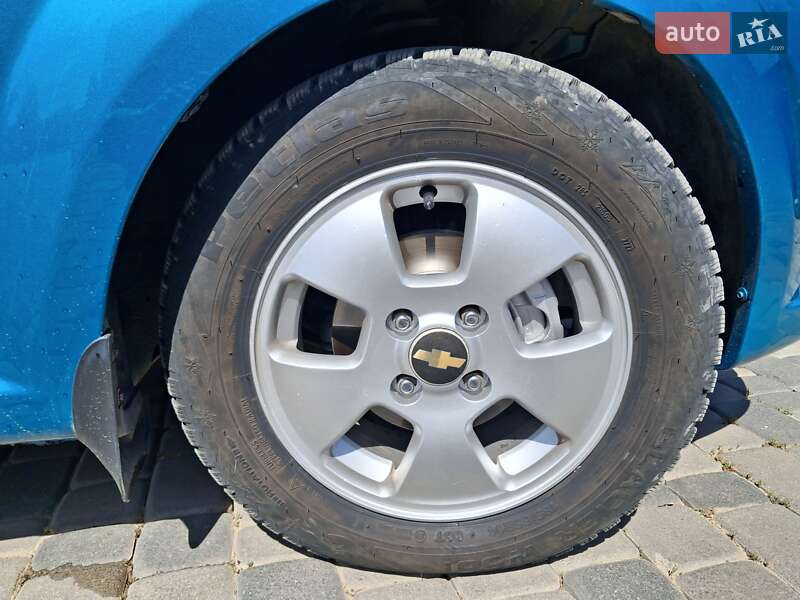 Седан Chevrolet Aveo 2009 в Чернівцях