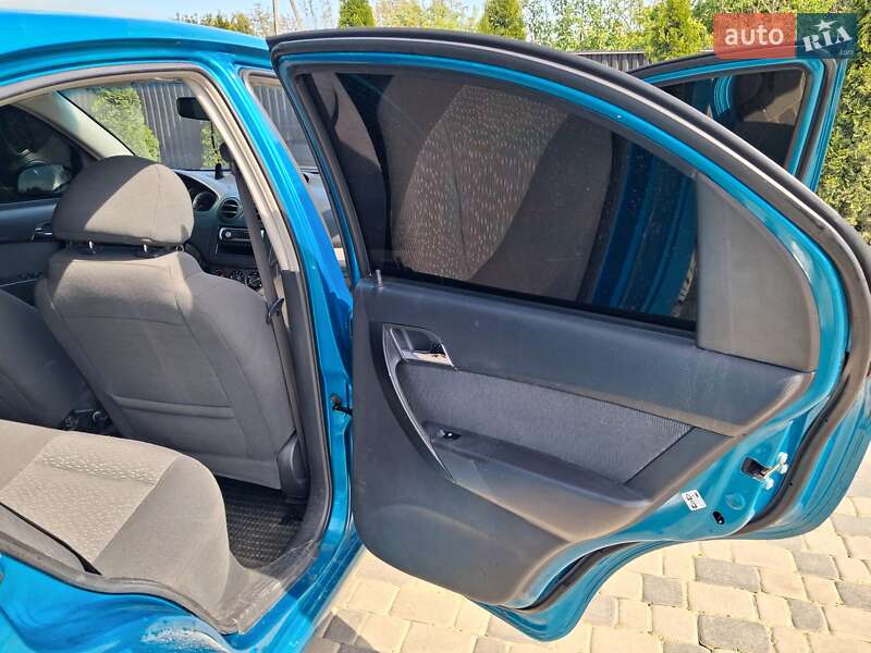 Седан Chevrolet Aveo 2009 в Чернівцях