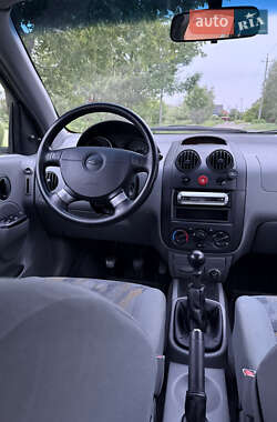 Хэтчбек Chevrolet Aveo 2005 в 