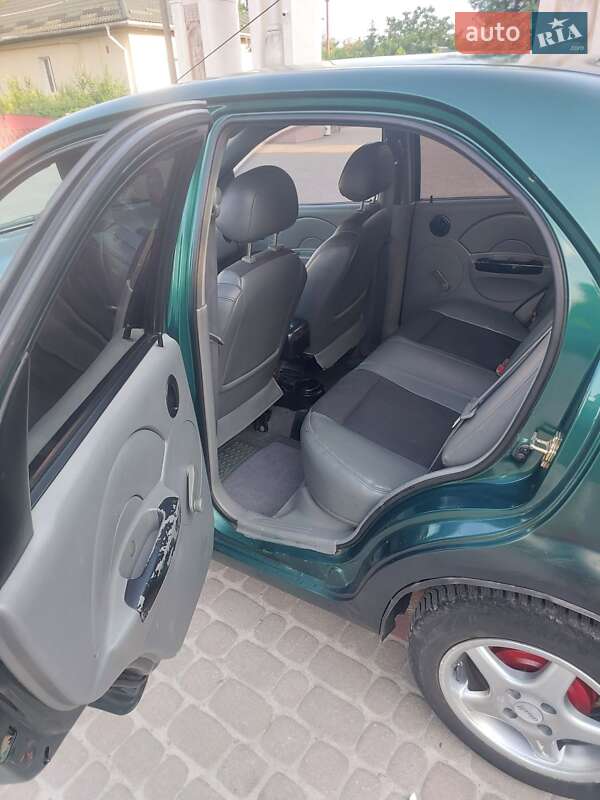 Седан Chevrolet Aveo 2005 в Острозі