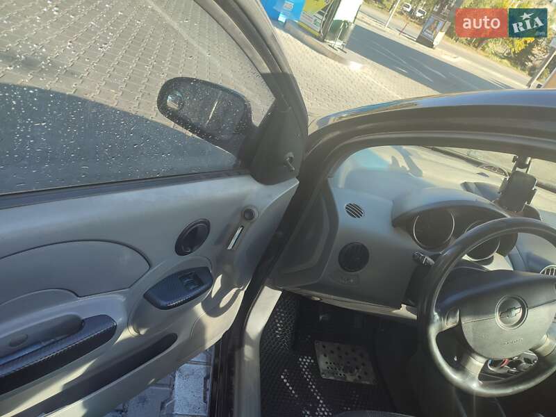 Седан Chevrolet Aveo 2004 в Днепре