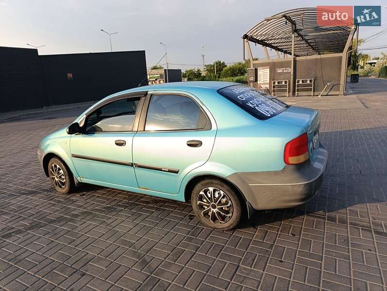 Седан Chevrolet Aveo 2005 в Днепре