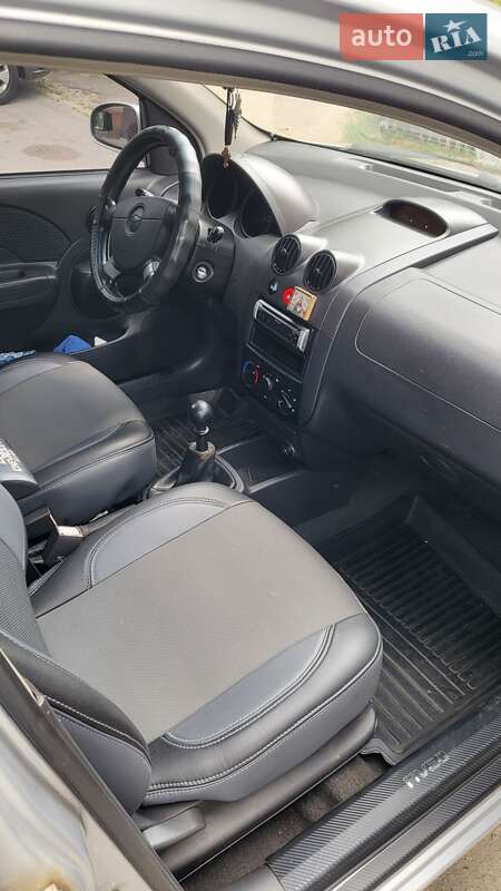 Хэтчбек Chevrolet Aveo 2006 в Каневе