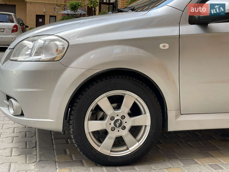 Седан Chevrolet Aveo 2008 в Чернівцях