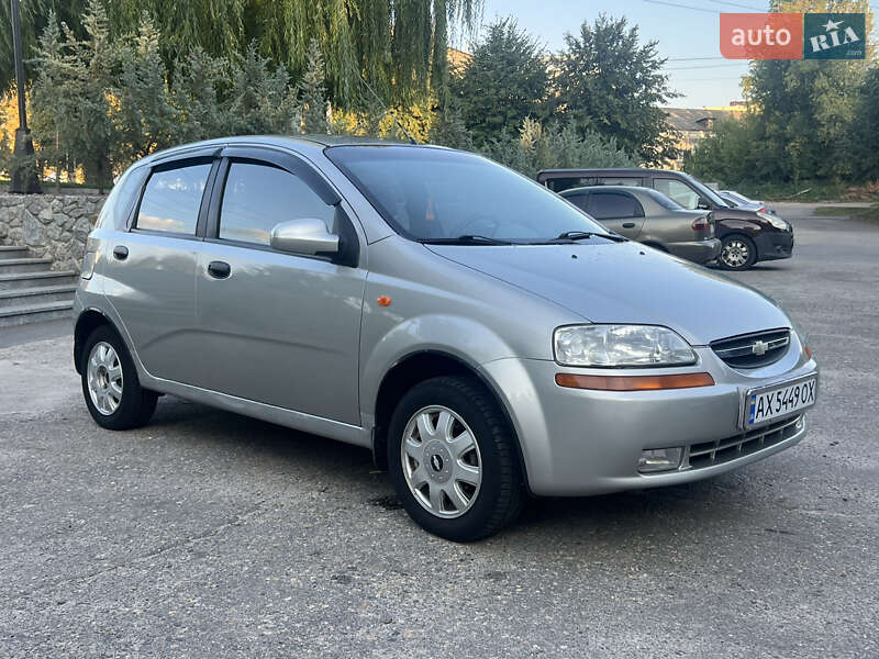 Хэтчбек Chevrolet Aveo 2005 в 