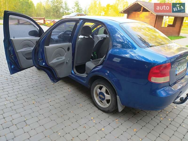 Седан Chevrolet Aveo 2004 в Лугинах