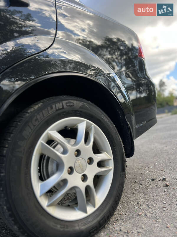 Седан Chevrolet Aveo 2011 в Киеве