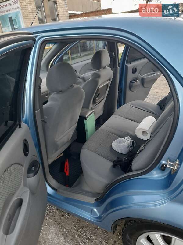 Седан Chevrolet Aveo 2005 в Черновцах