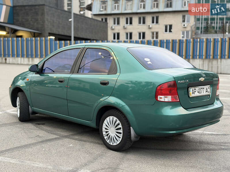 Седан Chevrolet Aveo 2004 в Киеве