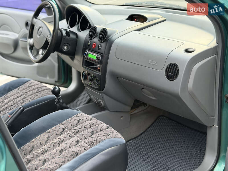 Седан Chevrolet Aveo 2004 в Киеве