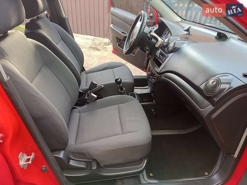 Седан Chevrolet Aveo 2006 в Ромнах