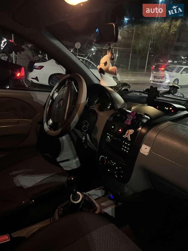 Хэтчбек Chevrolet Aveo 2004 в Киеве фото 7 Хэтчбек Chevrolet Aveo 2004 в Киеве