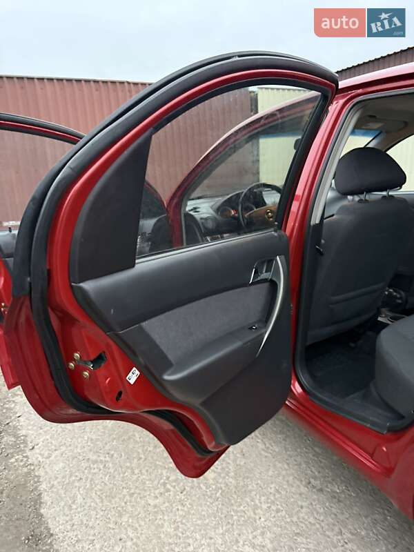 Седан Chevrolet Aveo 2005 в Рівному