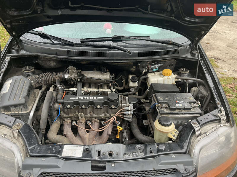 Хэтчбек Chevrolet Aveo 2006 в Полонном