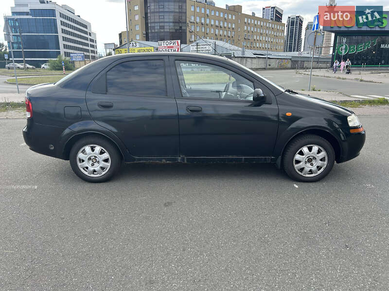 Седан Chevrolet Aveo 2005 в Киеве