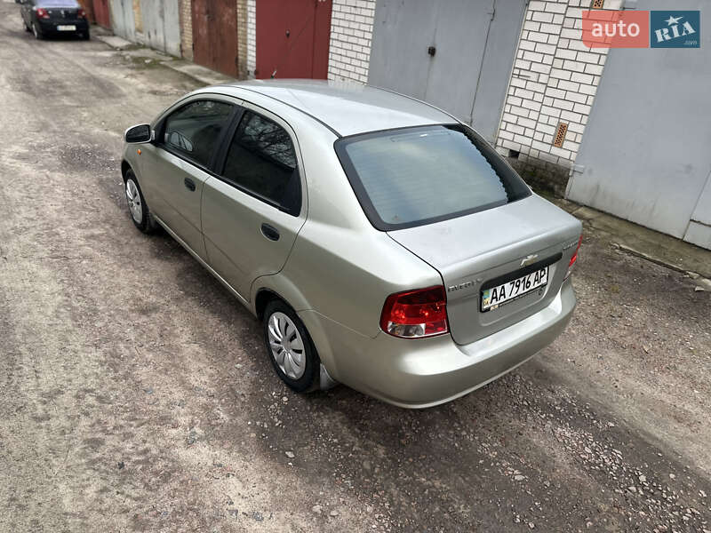 Седан Chevrolet Aveo 2005 в Києві