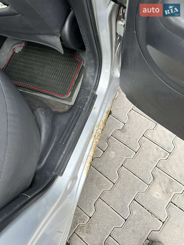 Седан Chevrolet Aveo 2006 в Чернівцях