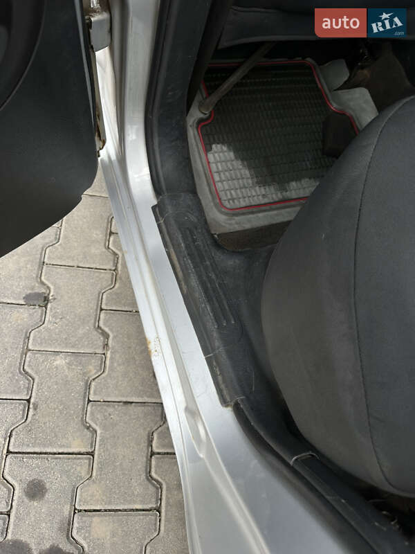 Седан Chevrolet Aveo 2006 в Чернівцях