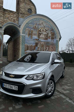 Седан Chevrolet Aveo 2017 в Волочиську