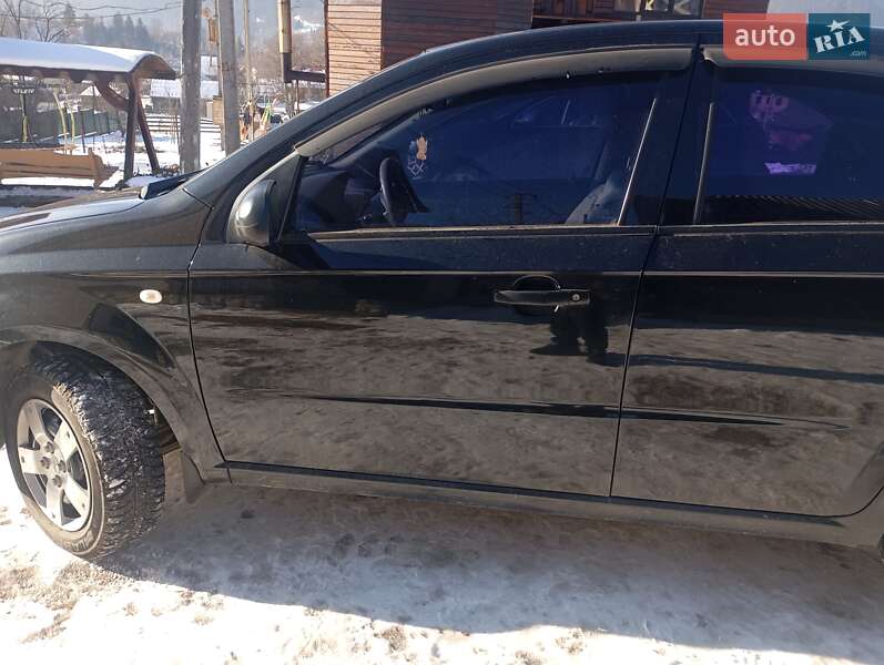 Седан Chevrolet Aveo 2011 в Микуличине