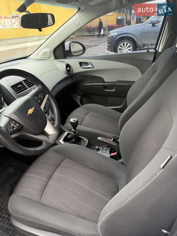 Хэтчбек Chevrolet Aveo 2011 в Ужгороде