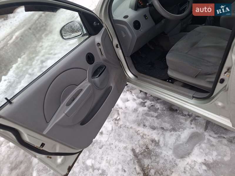 Седан Chevrolet Aveo 2004 в Черновцах