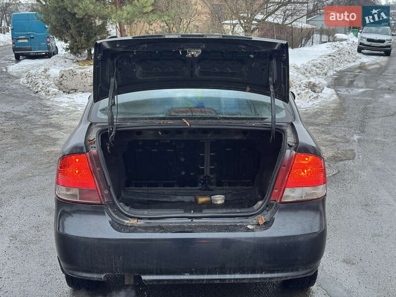 Седан Chevrolet Aveo 2005 в Ровно