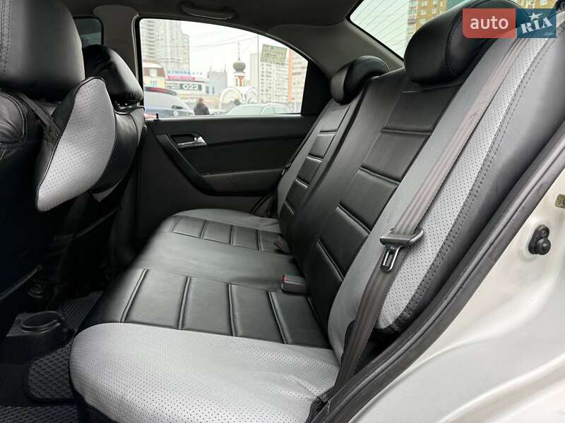 Седан Chevrolet Aveo 2006 в Киеве