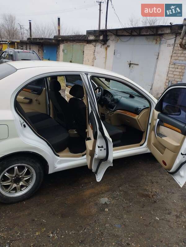 Седан Chevrolet Aveo 2008 в Кривом Роге